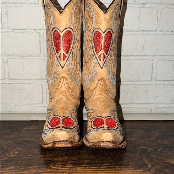 Embroidered Tan Heeled Boots with Red and Blue Accents - Picture 3 of 4